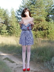 Amateur mom in stockings fools around in dirt