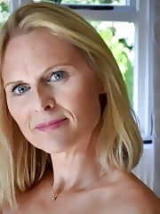 Mature strumpet is giving him what he wants